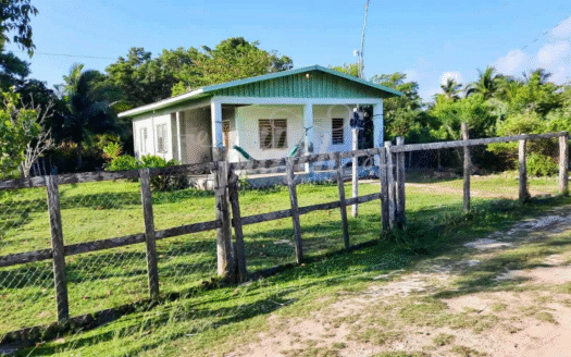 Seaside Cottage in Sarteneja – Steps from the Caribbean!