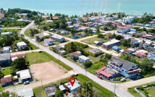 Caribbean Breeze Cottage – Colorful Corner Lot Bungalow One Block from Corozal Bay